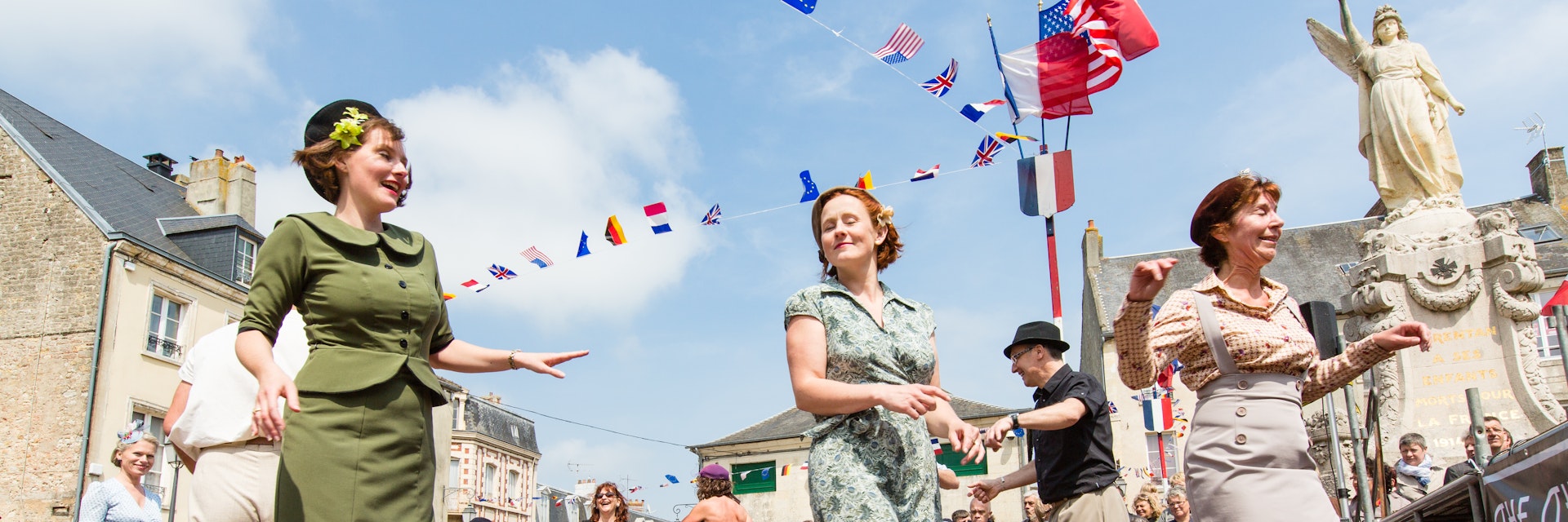 A Liberation ball in Carentan by the dancers of the “Flying cool cats” troupe.
