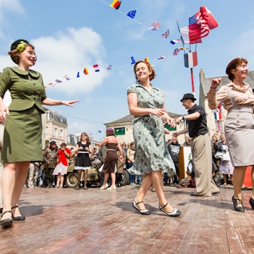 A Liberation ball in Carentan by the dancers of the “Flying cool cats” troupe.