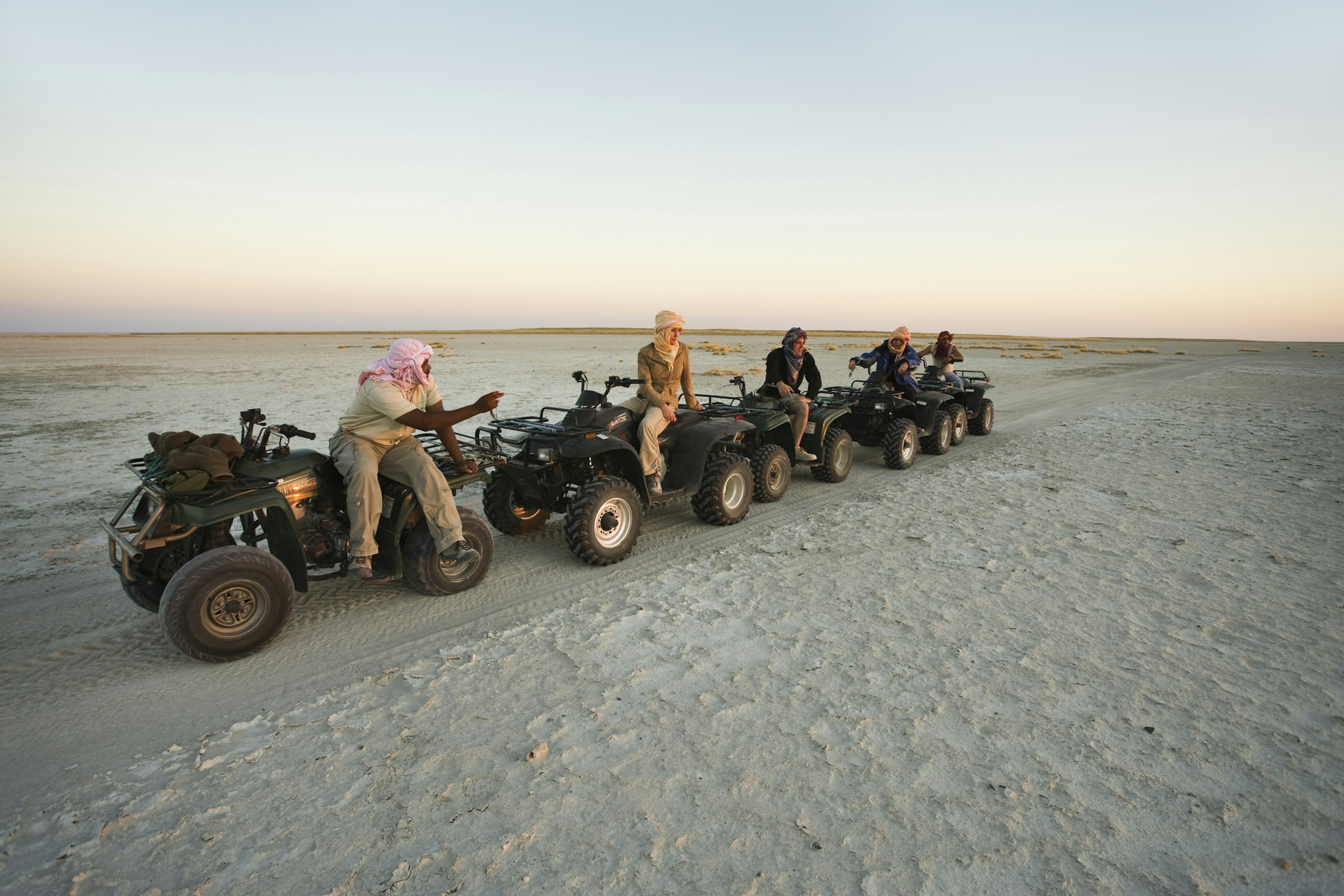 Туристы исследуют солончак Ботсваны на квадроциклах
