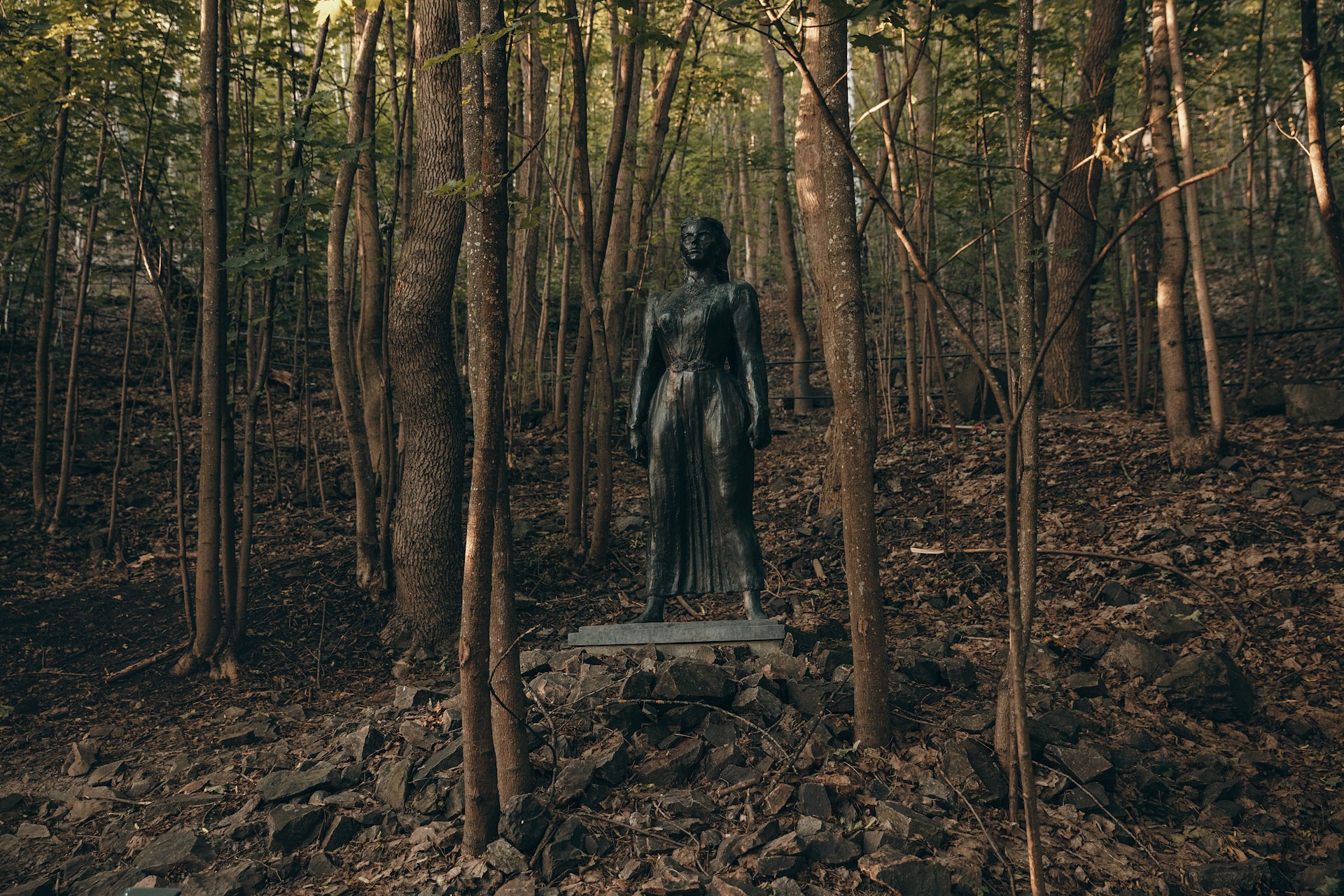 A sculpture of a figure in the woods of Ekebergparken Skulpturpark, Oslo, Norway