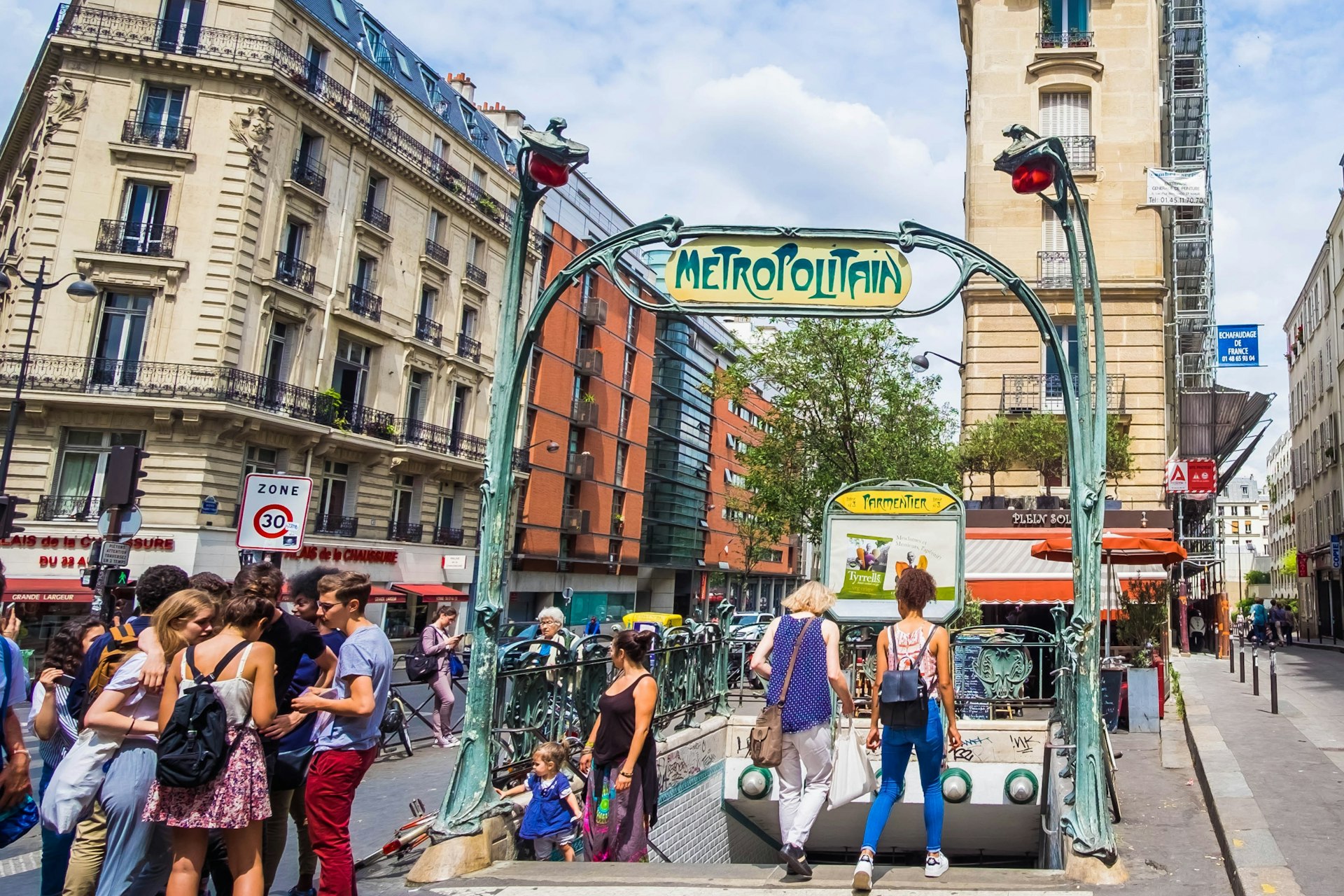 Entrance to Paris metro station