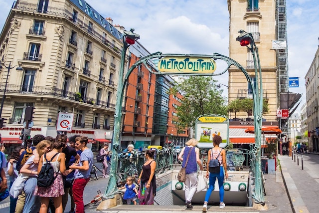 Entrance to Paris metro station