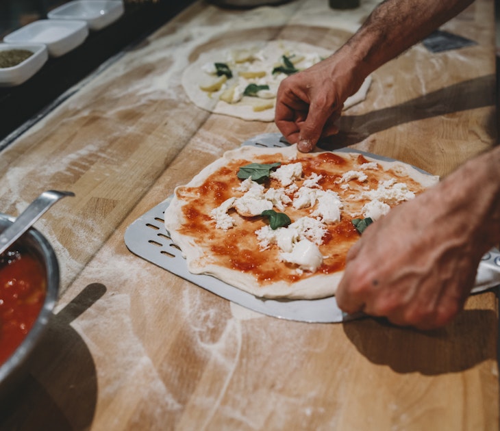 Pizza chef preparing a pizza at the restaurant
1144820753
pizzaiolo