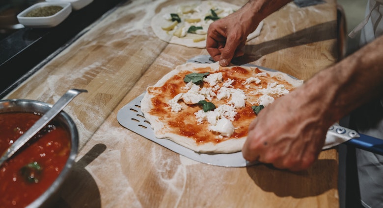 Pizza chef preparing a pizza at the restaurant
1144820753
pizzaiolo