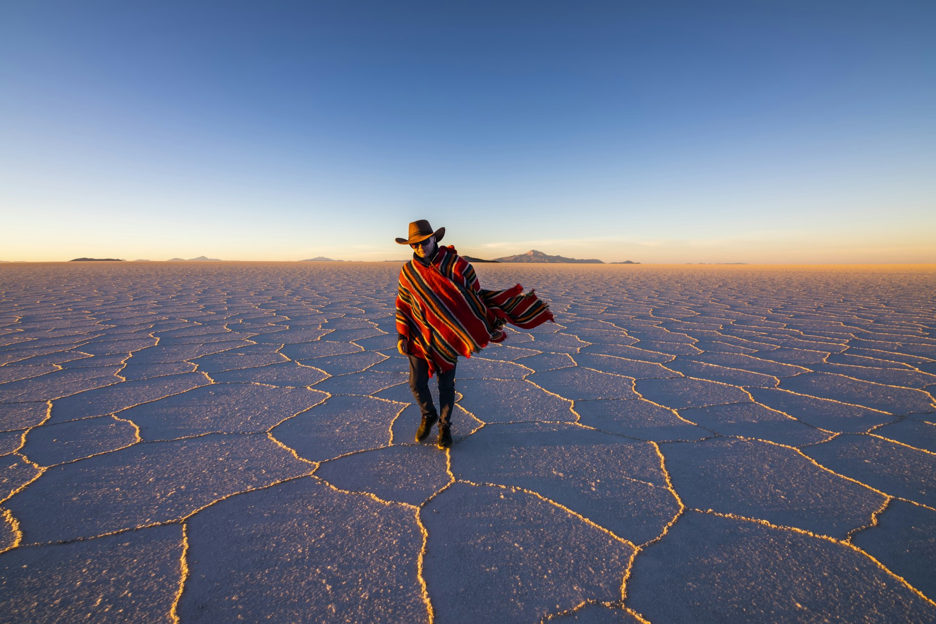 Homem de poncho em Uyuni Salt Lake City, Aitiplano, Bolívia
