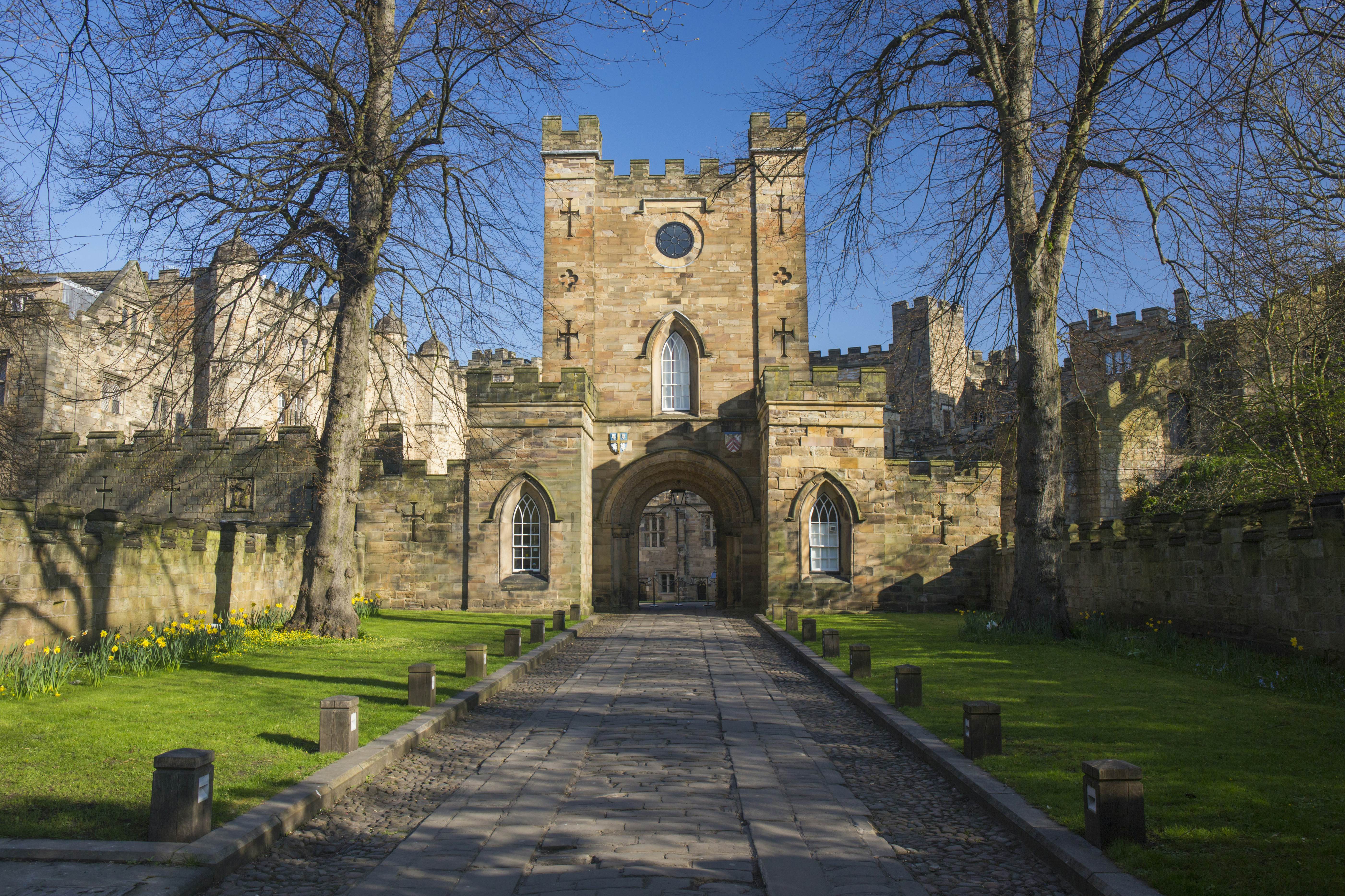 View from Palace Green to the Gatehouse of Durham Castle, Durham, County Durham, England, UK, Europe. The city of Durham, which lies on the River Wear a few miles south of Newcastle-upon-Tyne, is best known for its Norman cathedral and castle, which together were designated a UNESCO World Heritage Site in 1986. The city also boasts a prestigious university, said to be the oldest in England after Oxford and Cambridge, the castle having served as the home of University College since 1837.
918544372