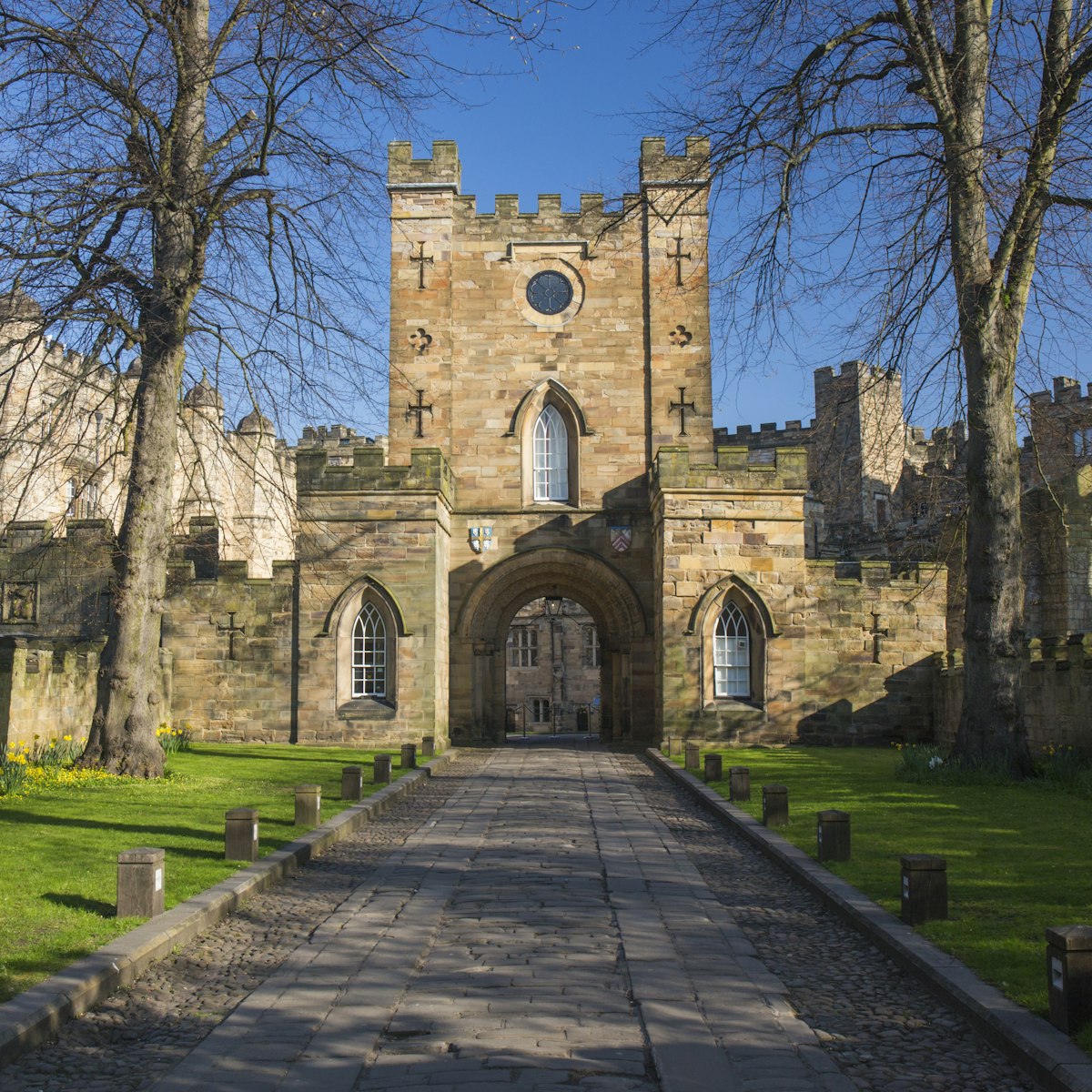 View from Palace Green to the Gatehouse of Durham Castle, Durham, County Durham, England, UK, Europe. The city of Durham, which lies on the River Wear a few miles south of Newcastle-upon-Tyne, is best known for its Norman cathedral and castle, which together were designated a UNESCO World Heritage Site in 1986. The city also boasts a prestigious university, said to be the oldest in England after Oxford and Cambridge, the castle having served as the home of University College since 1837.
918544372
