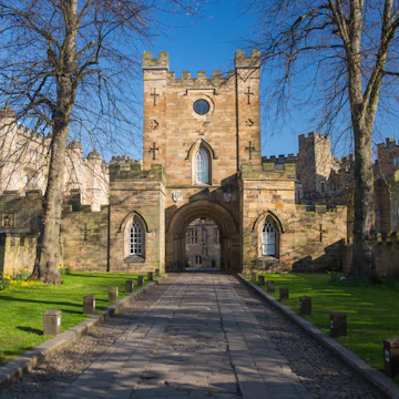 View from Palace Green to the Gatehouse of Durham Castle, Durham, County Durham, England, UK, Europe. The city of Durham, which lies on the River Wear a few miles south of Newcastle-upon-Tyne, is best known for its Norman cathedral and castle, which together were designated a UNESCO World Heritage Site in 1986. The city also boasts a prestigious university, said to be the oldest in England after Oxford and Cambridge, the castle having served as the home of University College since 1837.
918544372
