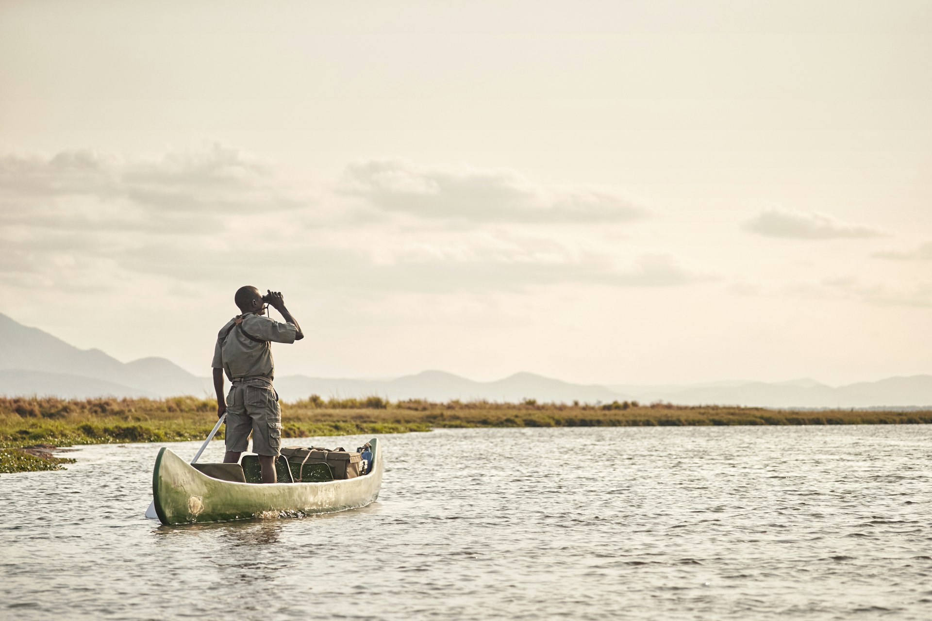 Guia de vida selvagem em canoa no rio Zambeze, no Parque Nacional Mana Pools, Zimbábue