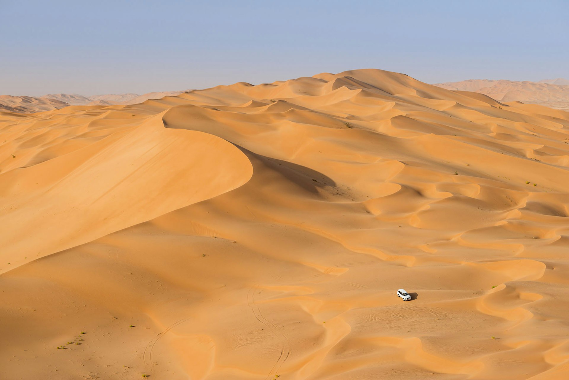 Um 4x4 percorre as areias do deserto do Bairro Vazio, Omã