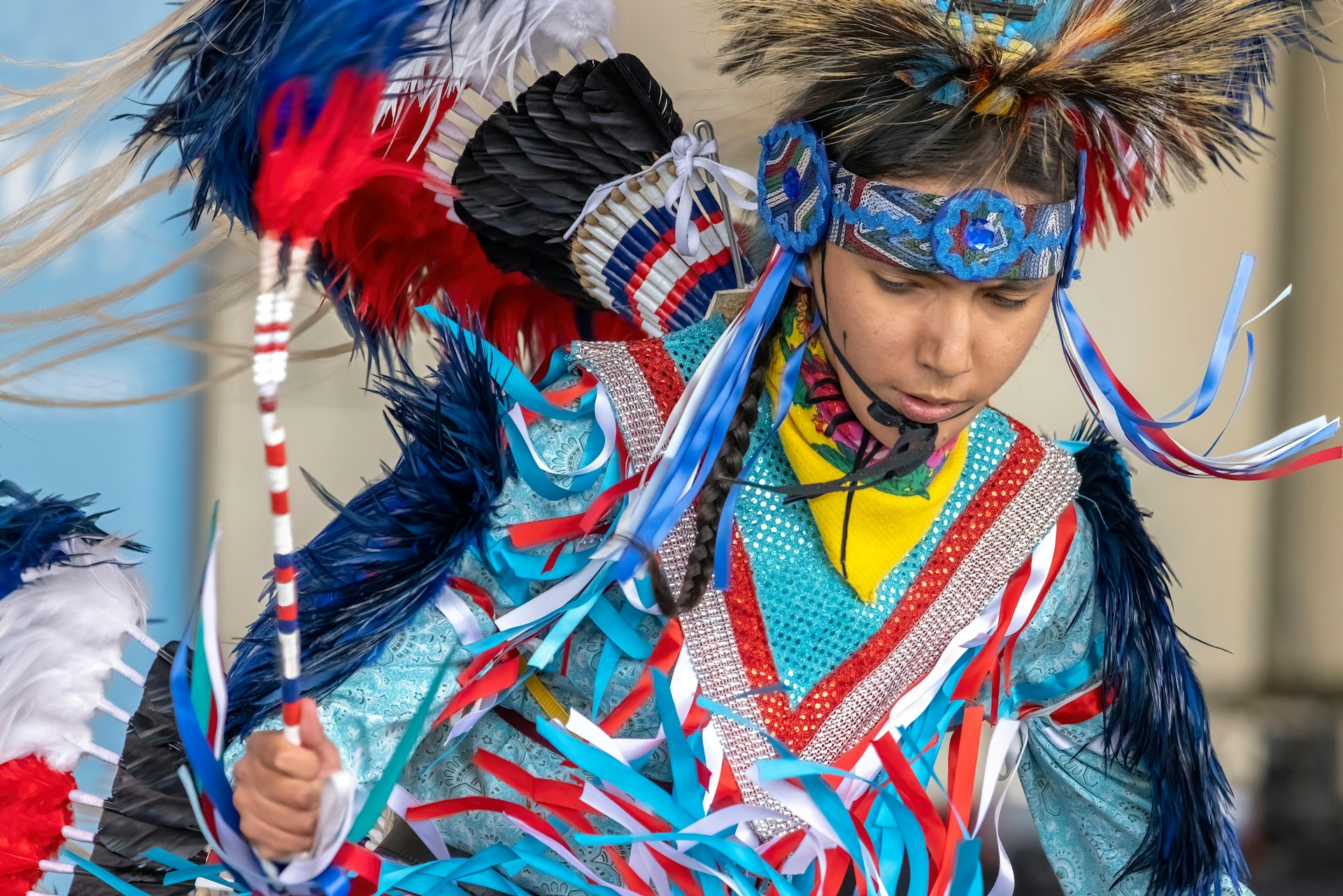 Um jovem indígena em trajes tradicionais vívidos, Alberta, Canadá