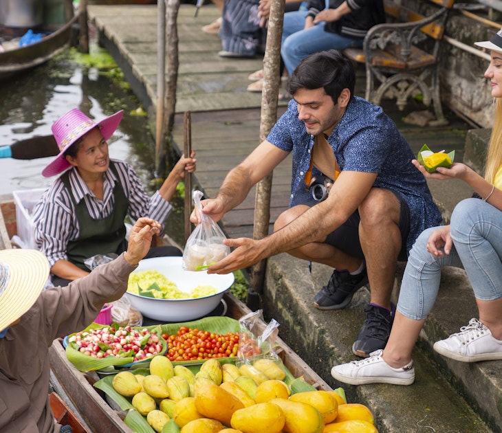 Fruit vendors at Damnoen Saduak Floating Market, Thailand
1335029689