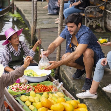 Fruit vendors at Damnoen Saduak Floating Market, Thailand
1335029689