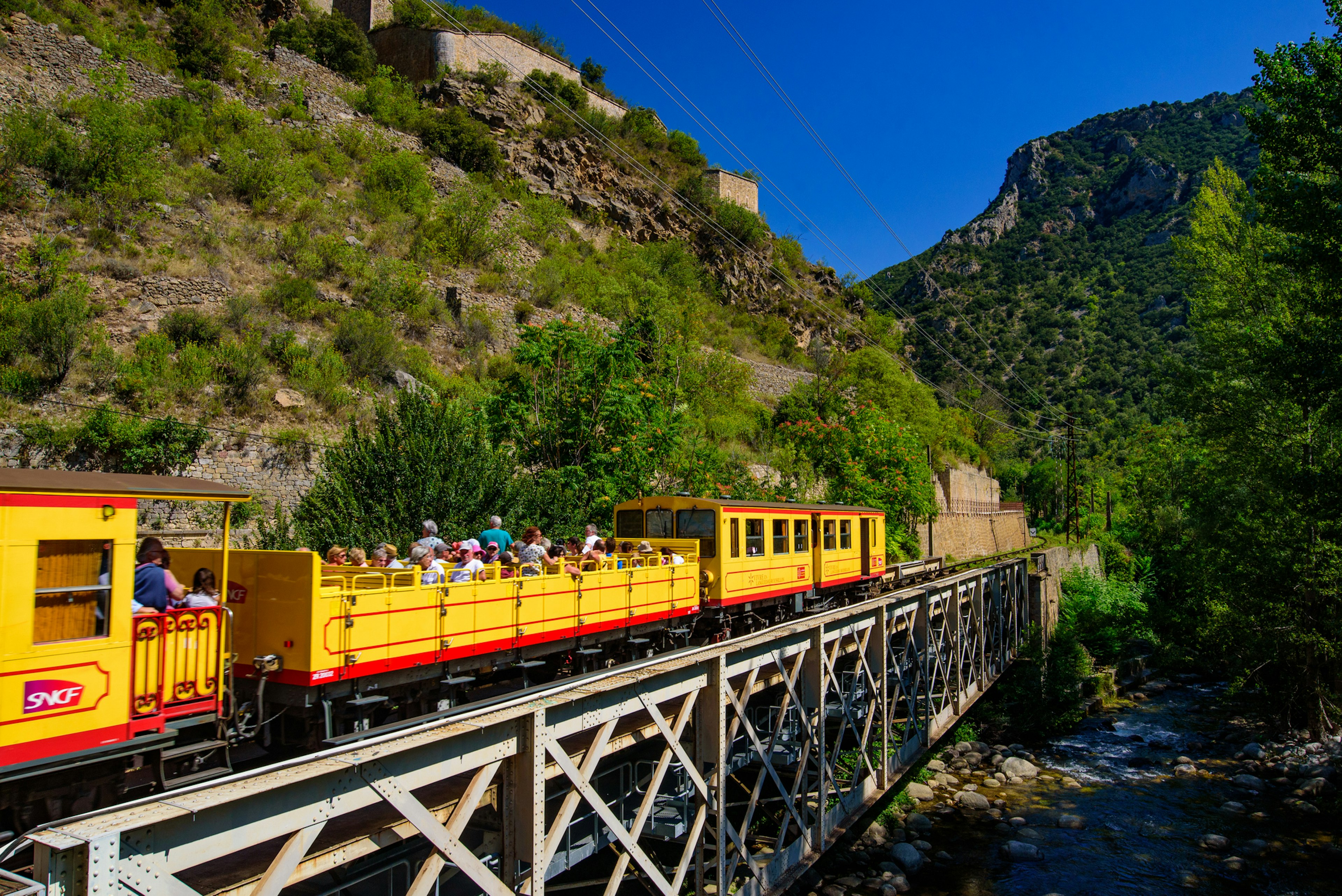 Маленький желтый поезд (Le Petit Train Jaune), проходящий через Вилльфранш-де-Конфлен, Франция