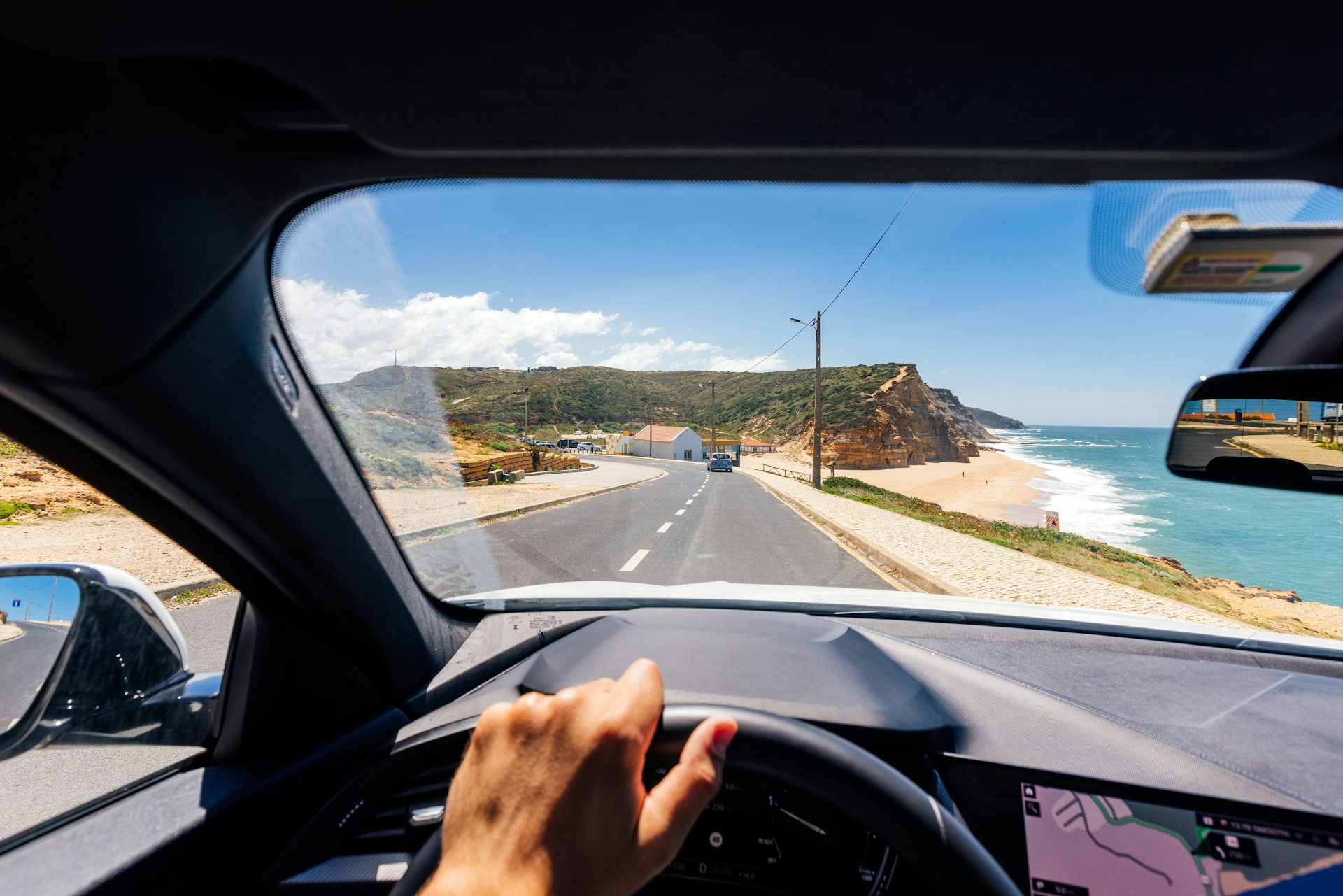 Dirigindo ao longo da costa de Portugal