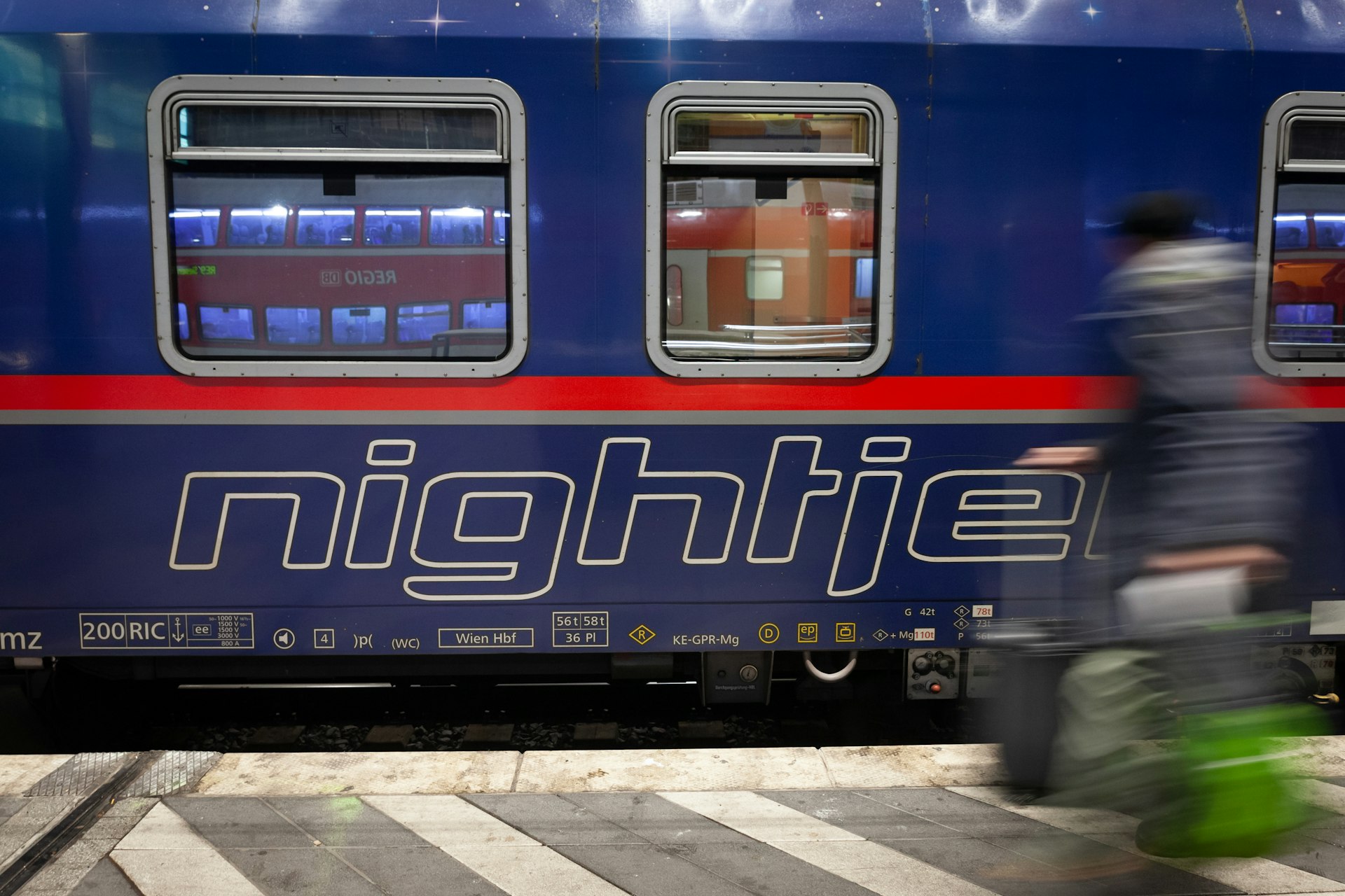 Picture of a logo of an overnight train from Amsterdam to Innsbruck, also operated by Nightjet. 