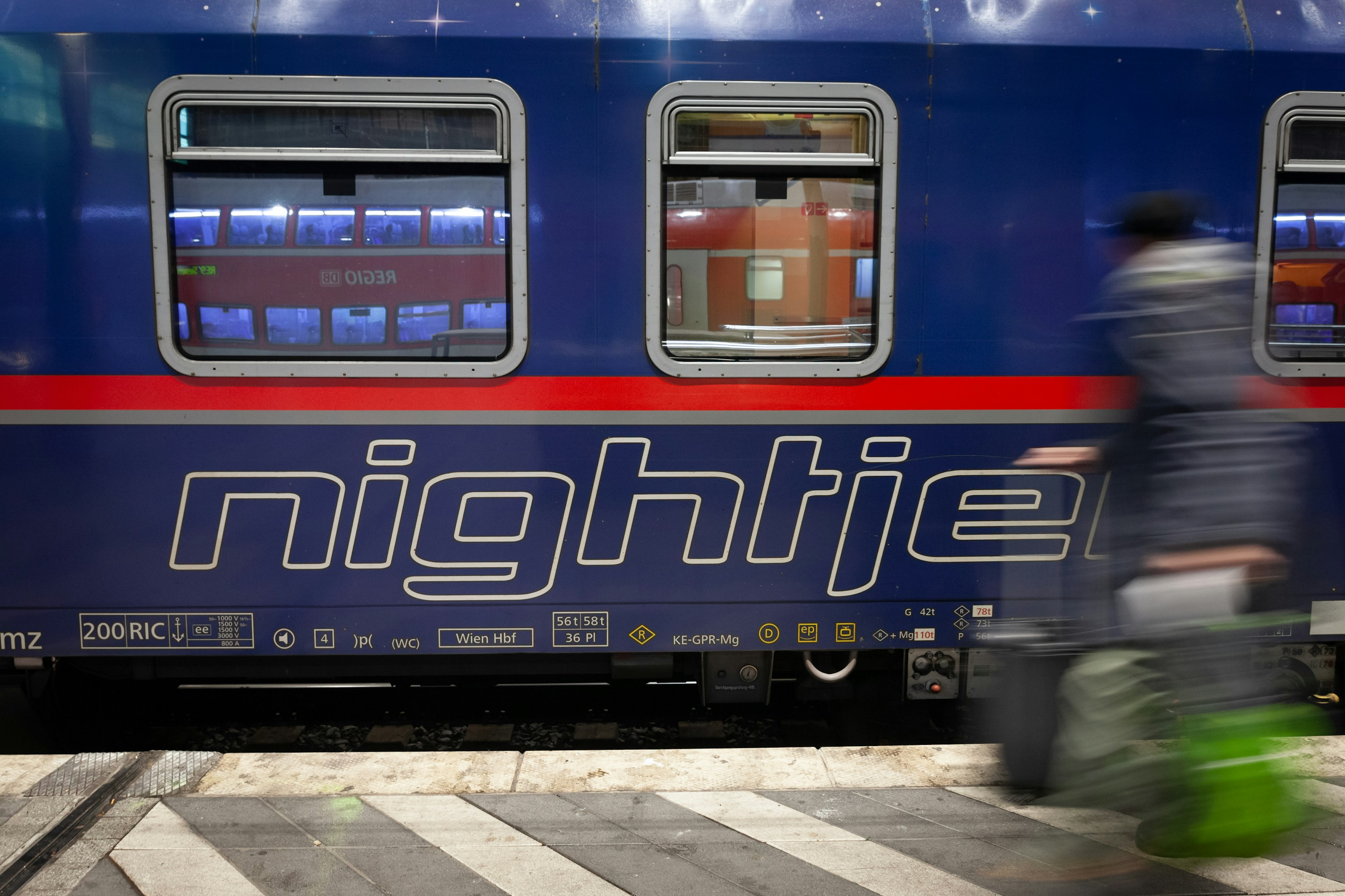 Picture of a logo of an overnight train from Amsterdam to Innsbruck, also operated by Nightjet.