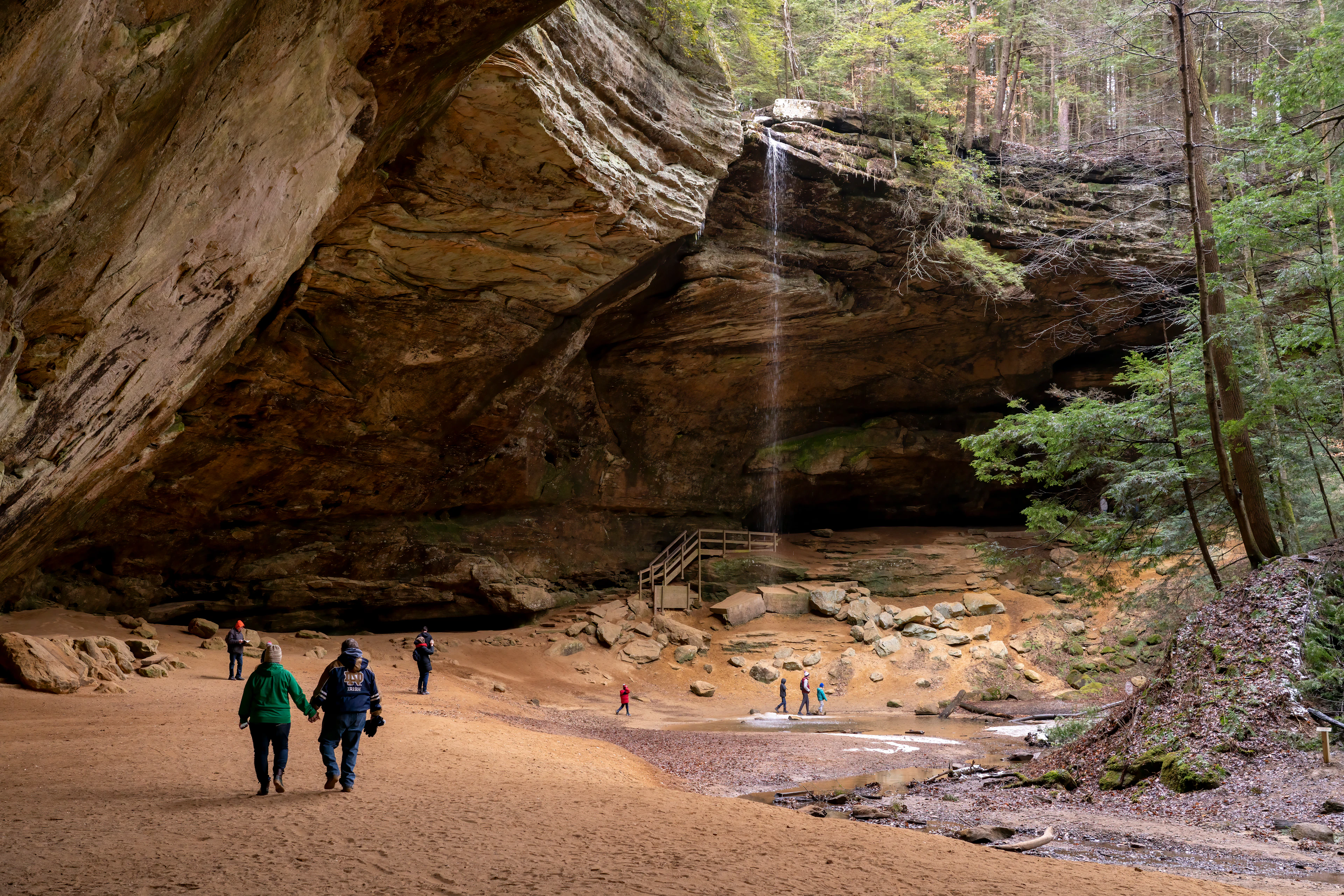 Туристы посещают Ash Cave в Hocking Hills State Park, Огайо, США