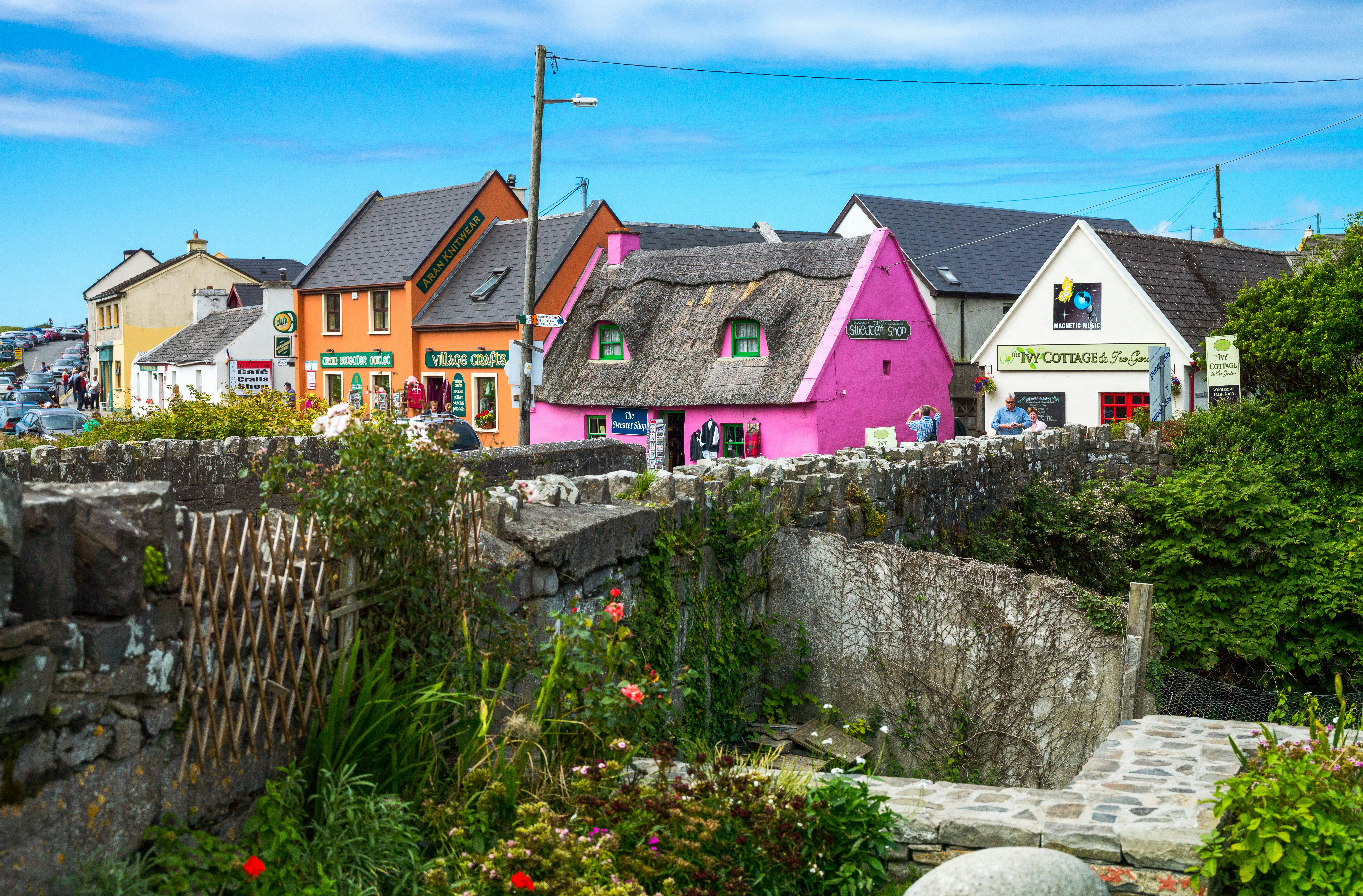 Tourists between the coloured houses of the Doolin village