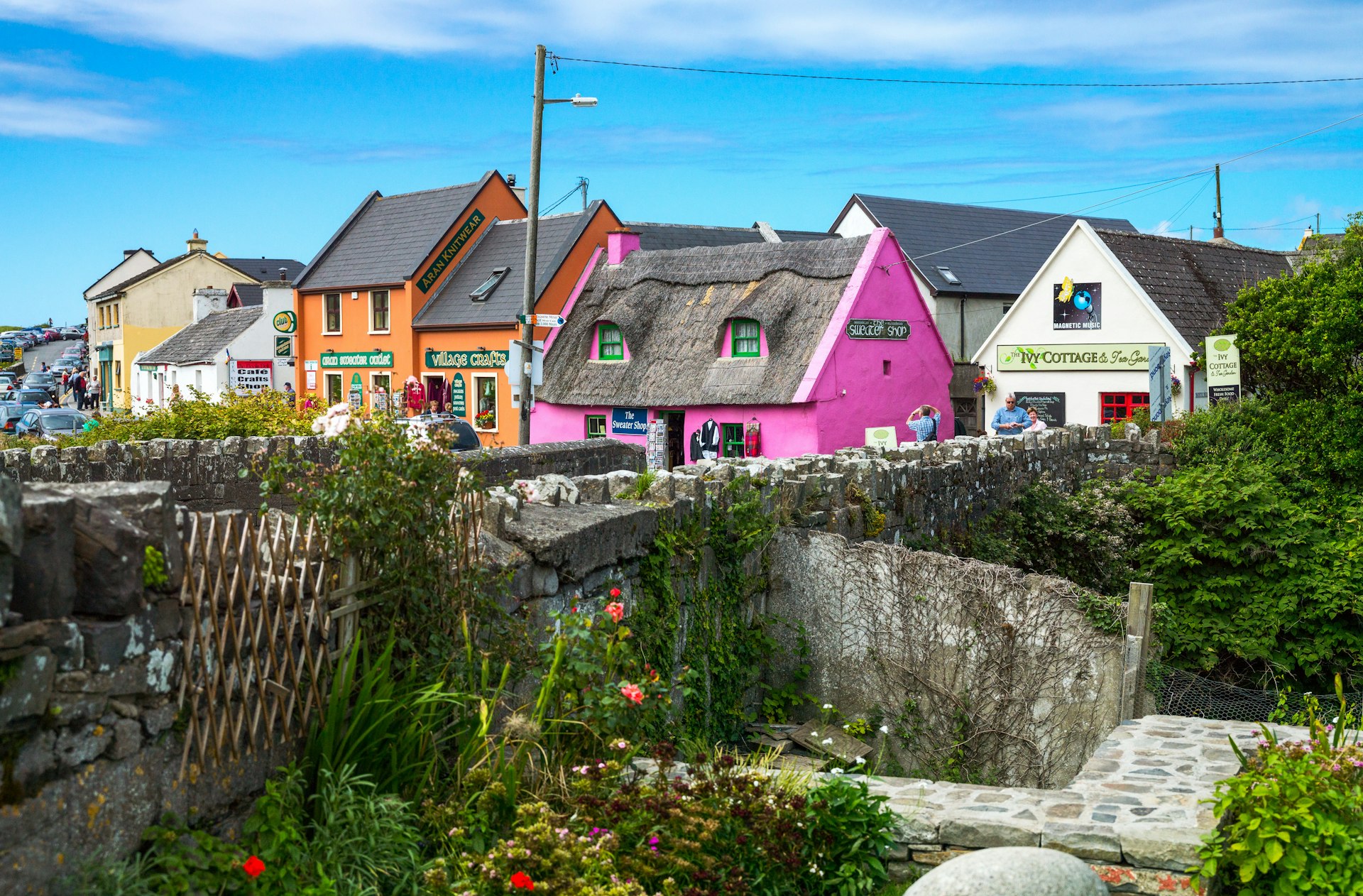   Turistas entre as casas coloridas da aldeia Doolin