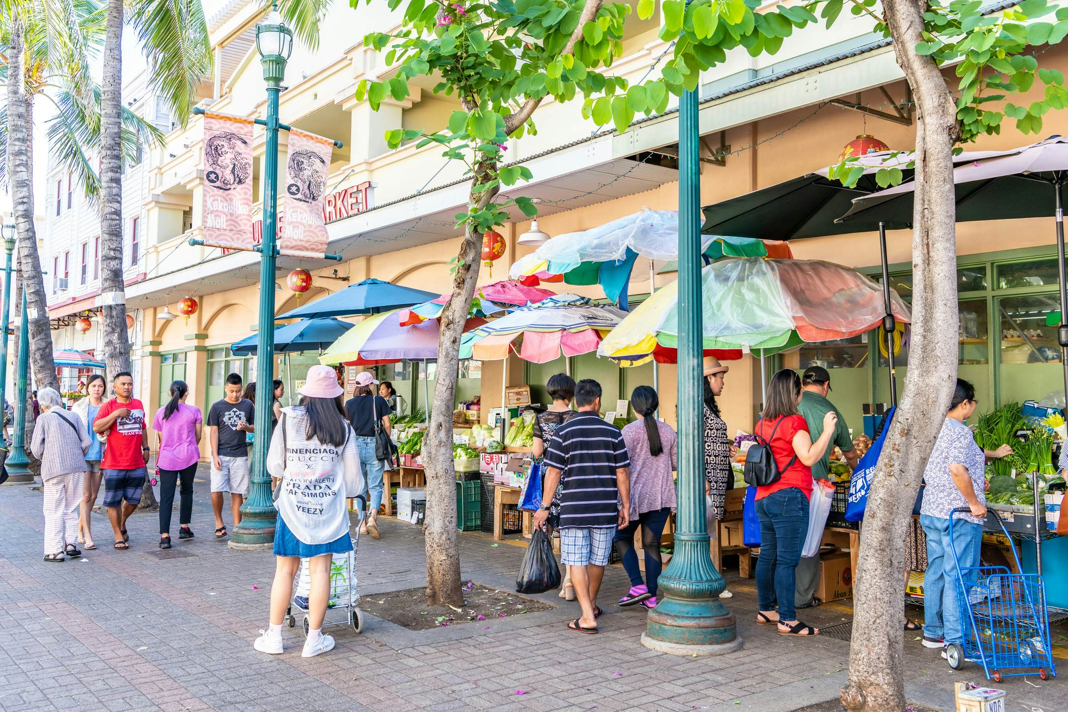 Honolulu, HI / USA - January 26, 2020: People explore Chinatown in Honolulu. The neighborhood is known for its market, great food, and cool nightlife.
1211188750
loca