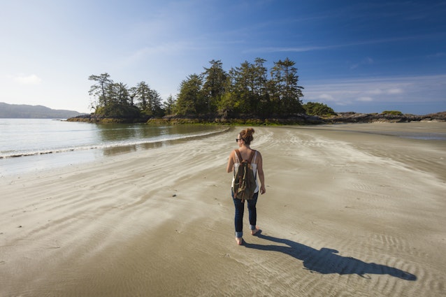 A young woman walks towards Frank Island on Chesterman Beach, Tofino, British Columbia, Canada.
1402841902