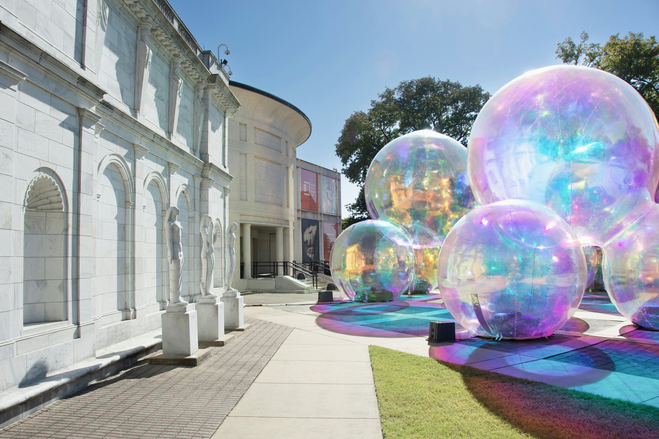 Exterior view of the Memphis Brooks Art Museum, with the "Evanescent" exhibit by famed Australian artists Renzo B. Larriviere and Zara Pasfield of studio Atelier Sisu
1495952317