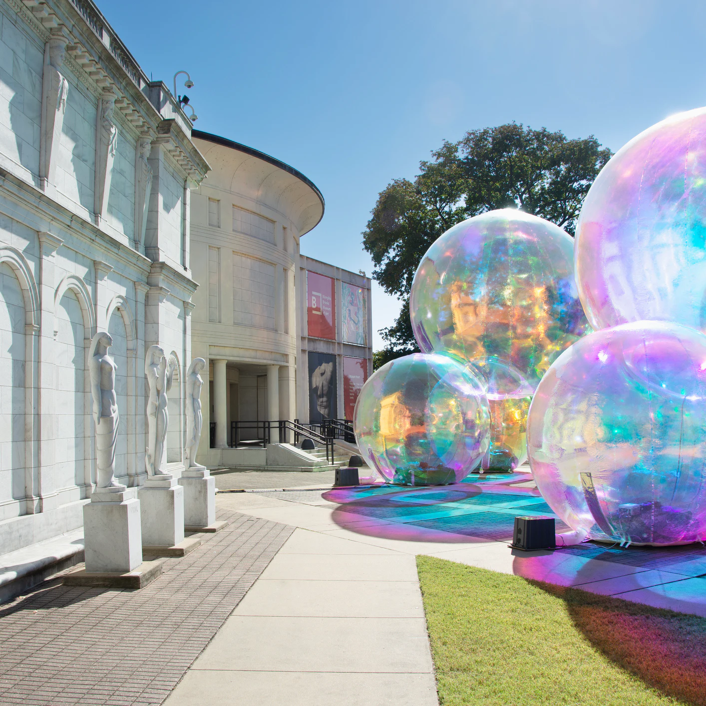 Exterior view of the Memphis Brooks Art Museum, with the "Evanescent" exhibit by famed Australian artists Renzo B. Larriviere and Zara Pasfield of studio Atelier Sisu
1495952317