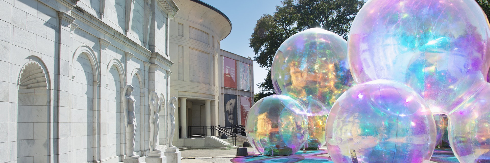 Exterior view of the Memphis Brooks Art Museum, with the "Evanescent" exhibit by famed Australian artists Renzo B. Larriviere and Zara Pasfield of studio Atelier Sisu
1495952317