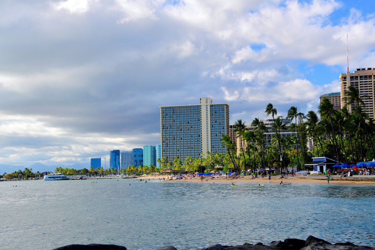 Waikiki, Honolulu, Oahu, Hawaii, USA: beach and Fort DeRussy Boardwalk / Beach Park - Rainbow Tower in the center.
1521875778