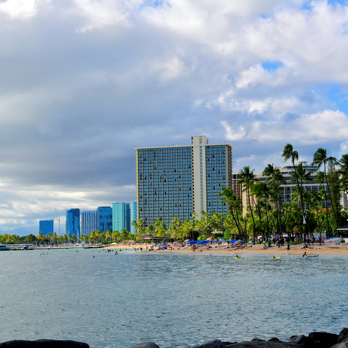 Waikiki, Honolulu, Oahu, Hawaii, USA: beach and Fort DeRussy Boardwalk / Beach Park - Rainbow Tower in the center.
1521875778