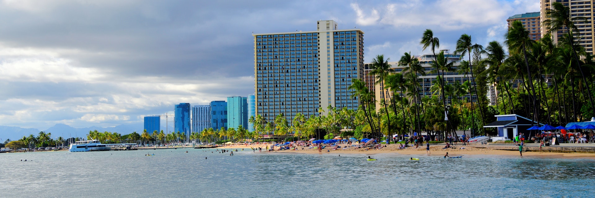 Waikiki, Honolulu, Oahu, Hawaii, USA: beach and Fort DeRussy Boardwalk / Beach Park - Rainbow Tower in the center.
1521875778