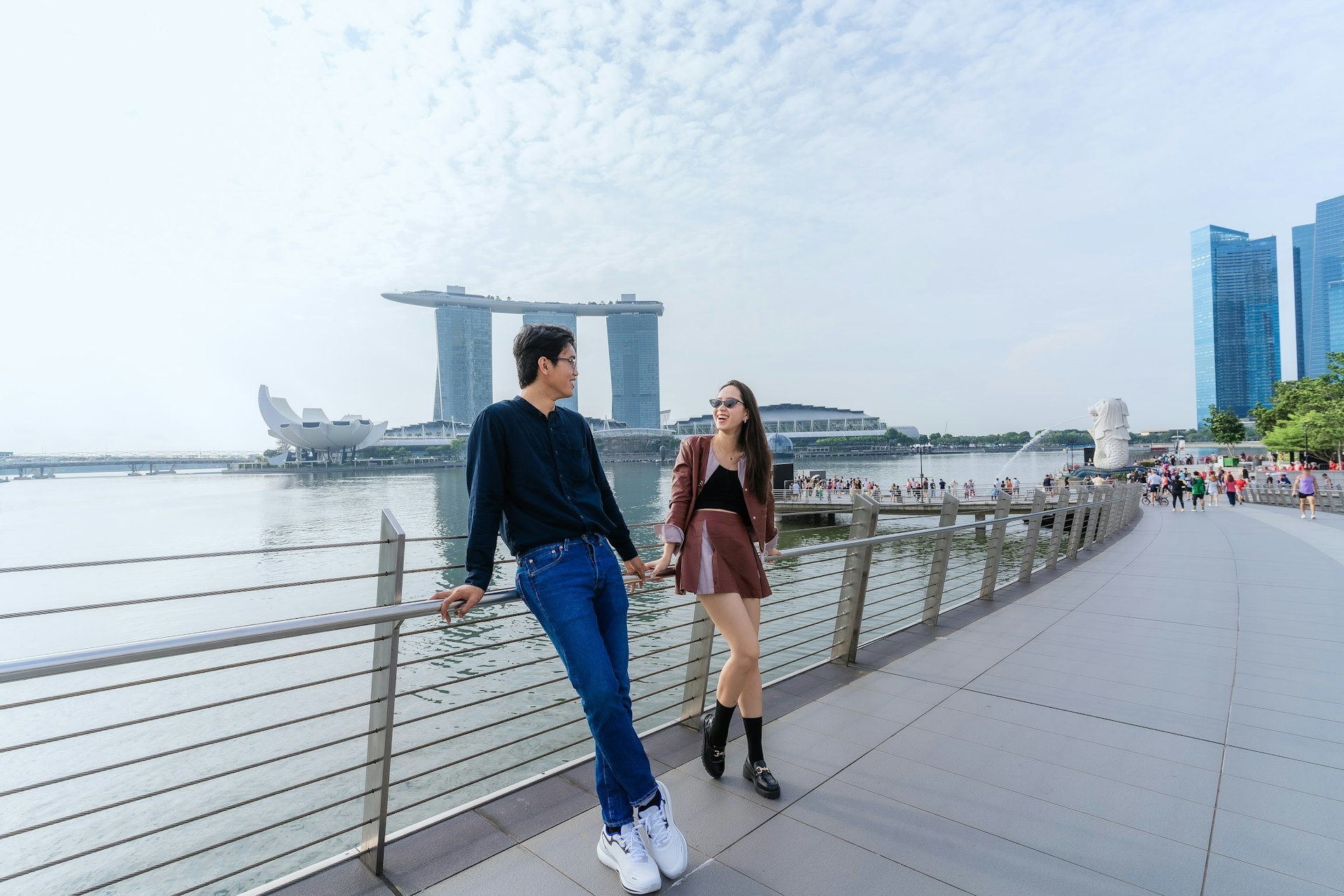 A woman and man chatting on the Marina Bay walkway in Singapore