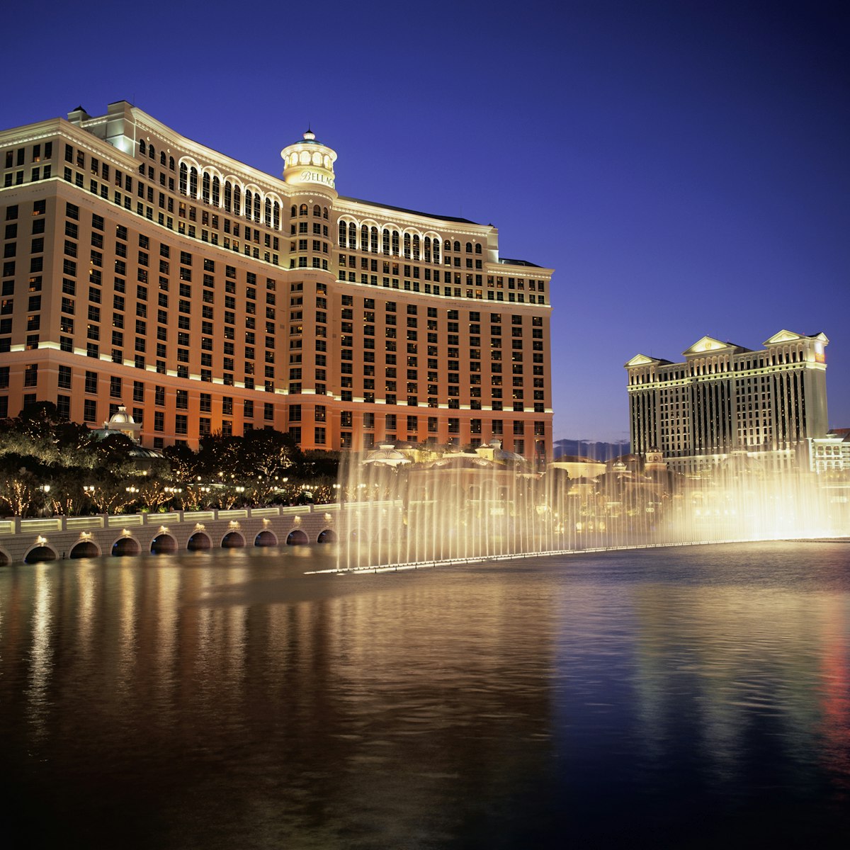 520190740
recreation:CB2, travel:CB2, fountain:CB2, night:CB2, nobody:CB1, ornamental pool:CB2, Bellagio Hotel and Casino:CB2