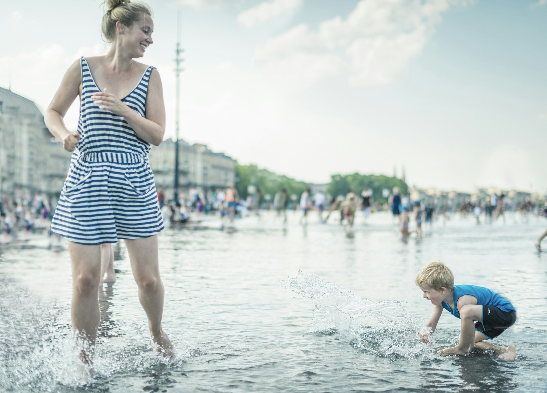 A mother and toddler splashing about in the Miroir d'Eau in Bordeaux