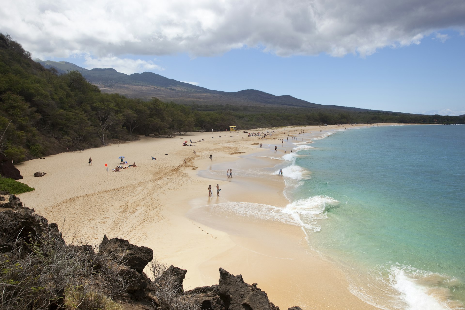 Uma foto grande angular de Oneloa Beach/Big Beach, Maui, Havaí
