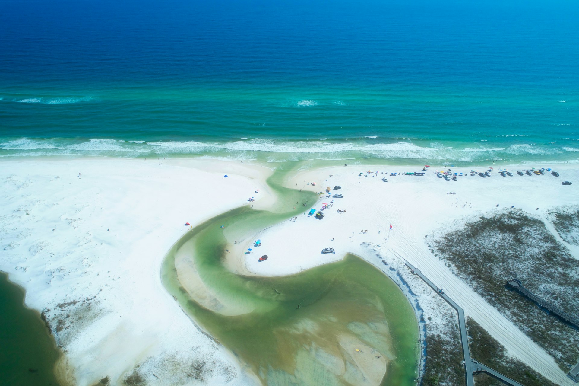 Vista aérea do fluxo das marés em Grayton Beach, Flórida, EUA