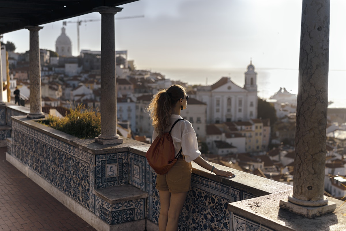 Scene with a female tourist who is walking on the street of Iberic city and poses in a famous, most recognizable places with breathtaking view
1184183844
safari shorts
