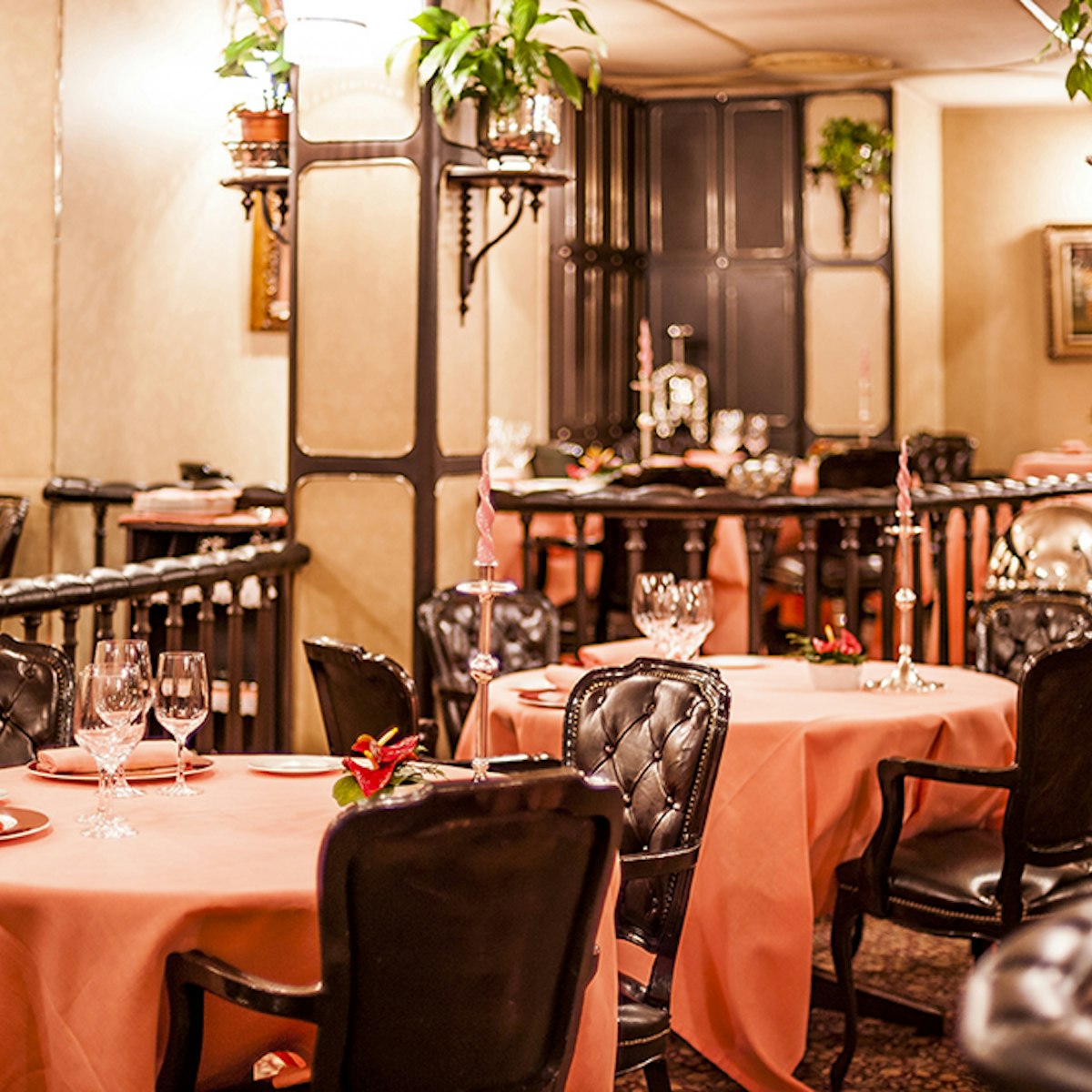 Via Veneto is an elegant dining room once frequented by the artist Salvador Dalí, serving refined Catalan cuisine.