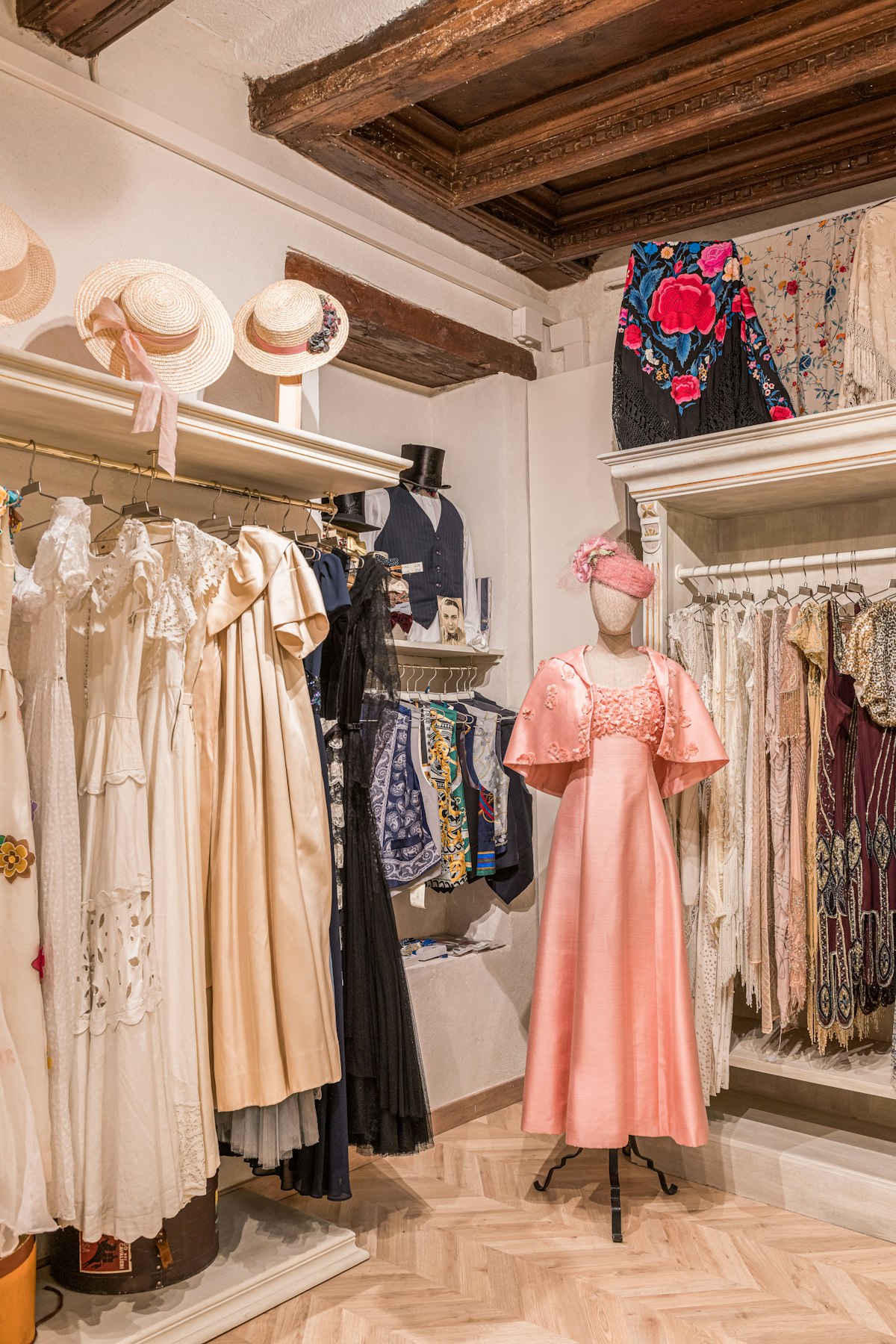 L'Arca in Barcelona is a vintage shop that specializes in bridal and Edwardian fashions. They supplied a number of costumes for the 1997 movie, Titanic.