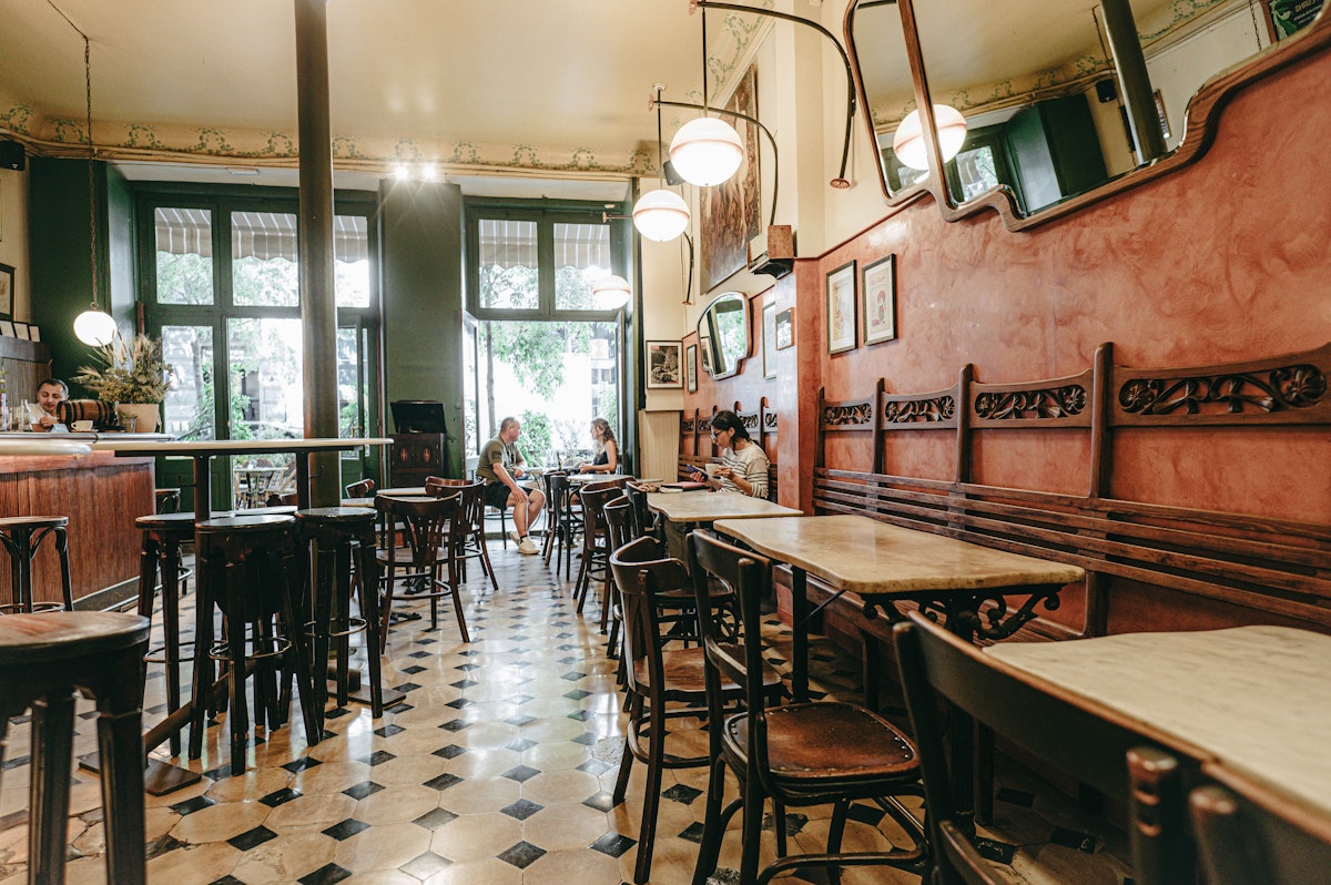 Cafè del Centre is located on the right side of Eixample, this emblematic space offers us an original atmosphere and excellent tapas.