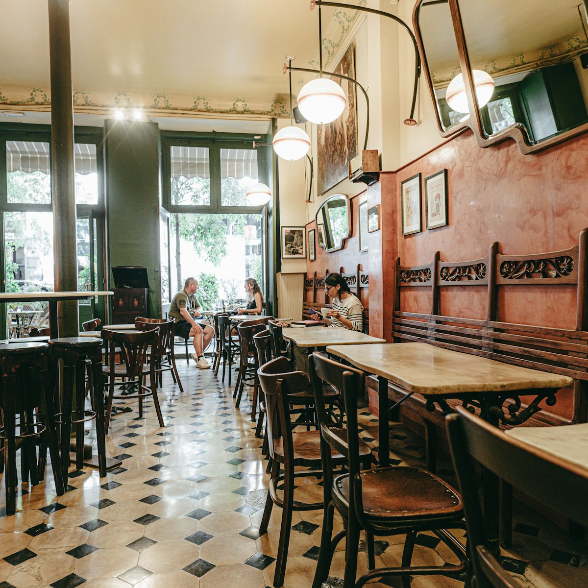 Cafè del Centre is located on the right side of Eixample, this emblematic space offers us an original atmosphere and excellent tapas.