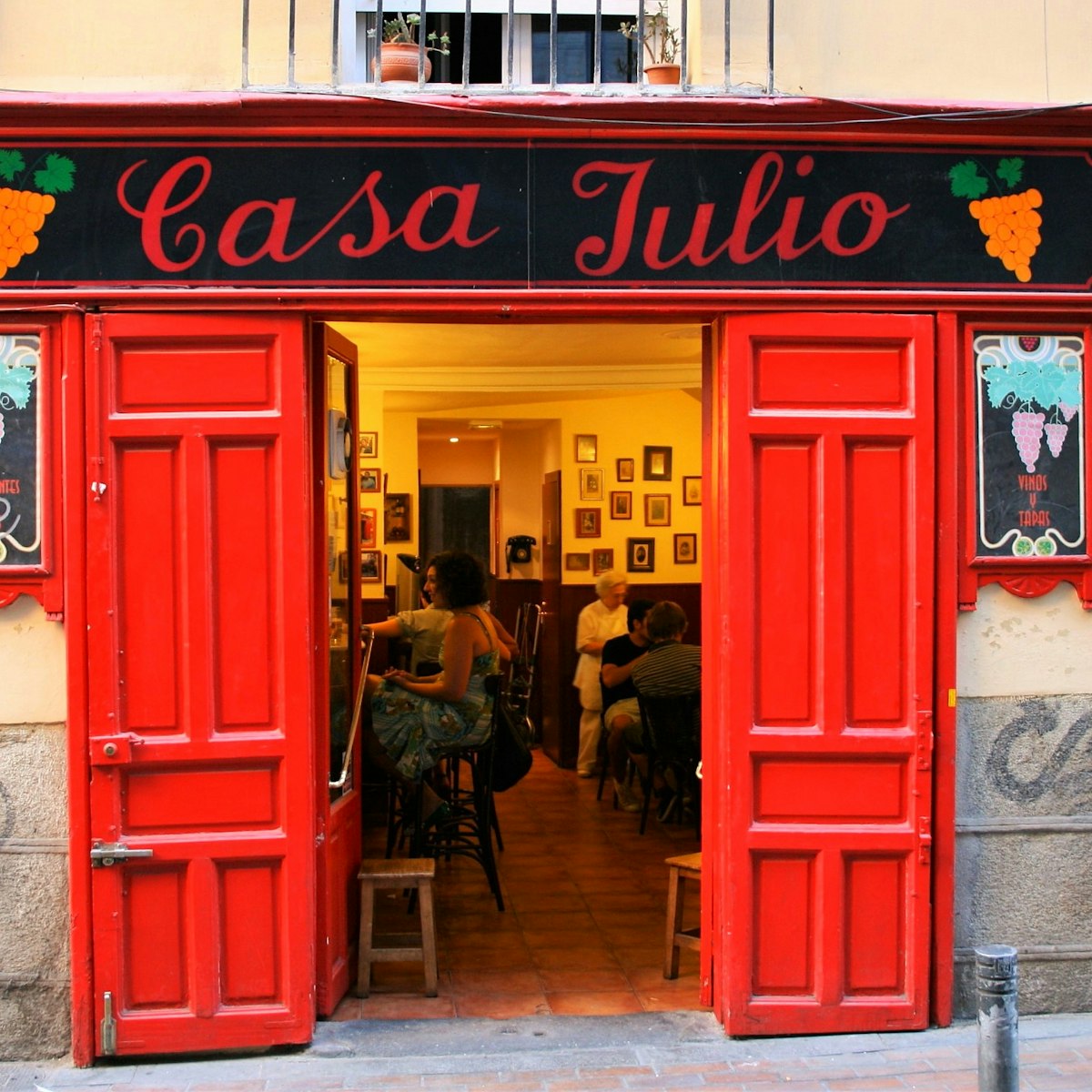 Casa Julio in Madrid
Flickr Creative Commons: https://www.flickr.com/photos/jafsegal/3774829055