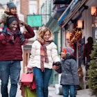 Mum, dad and two kids shopping in Québec City during winter
