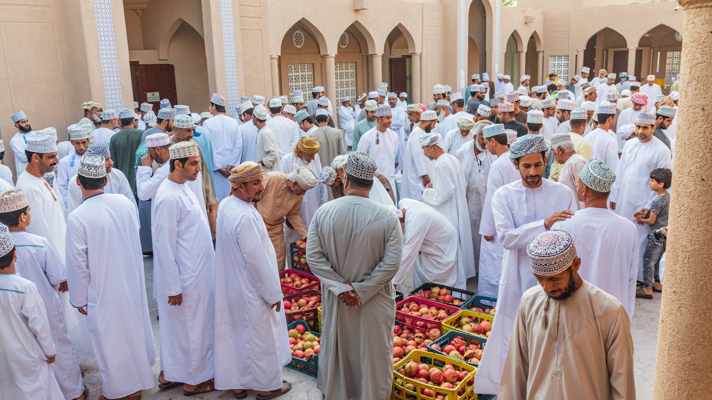 Men haggling over pomegranates at the souk in Nizwa, Oman
1300886896