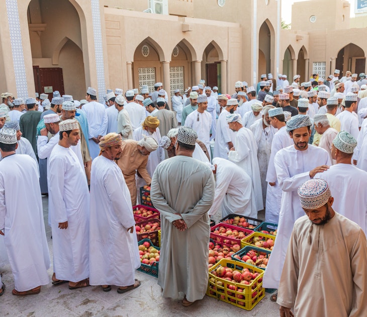 Men haggling over pomegranates at the souk in Nizwa, Oman
1300886896