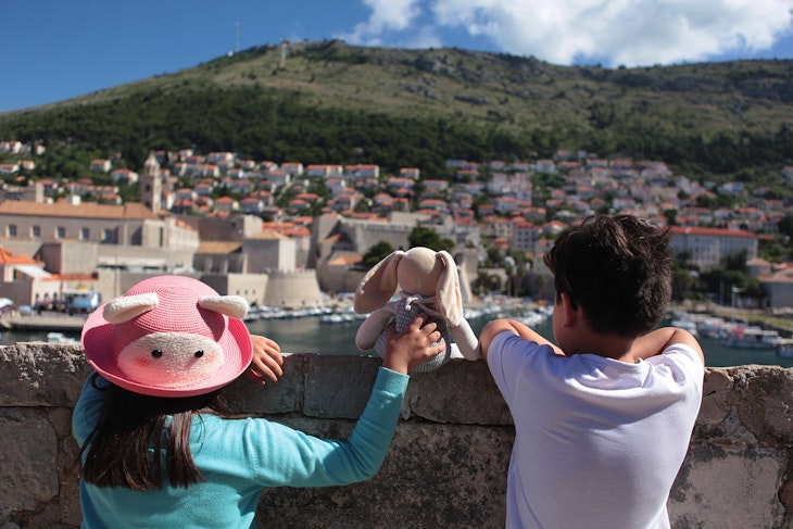 Sibling and their stuffed toy are admiring the beautiful townscape of Dubrovnik from the city wall.
672798878