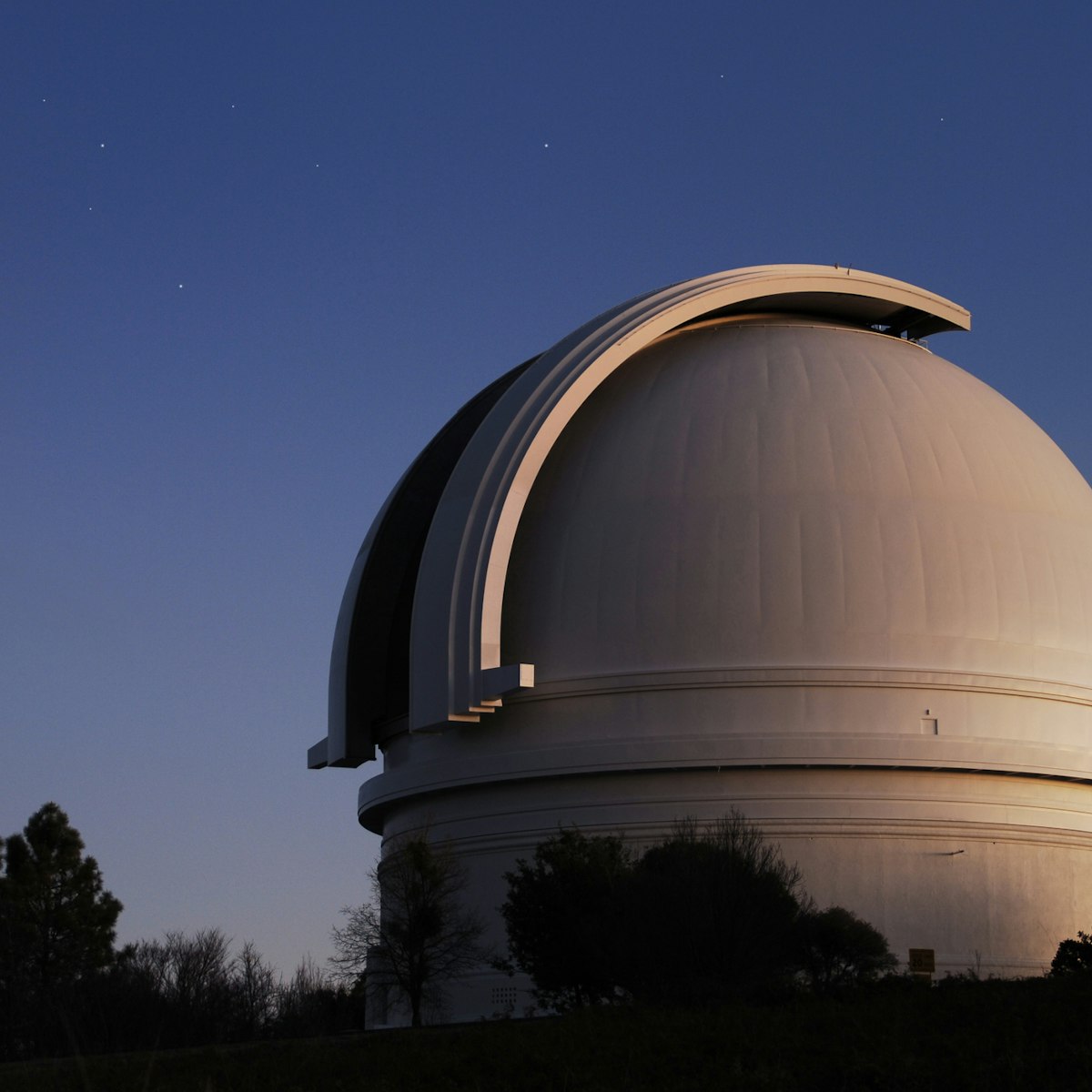 Mr. Palomar Observatory at dusk
90951596
Mt Palomar, astrophysics, cosmology