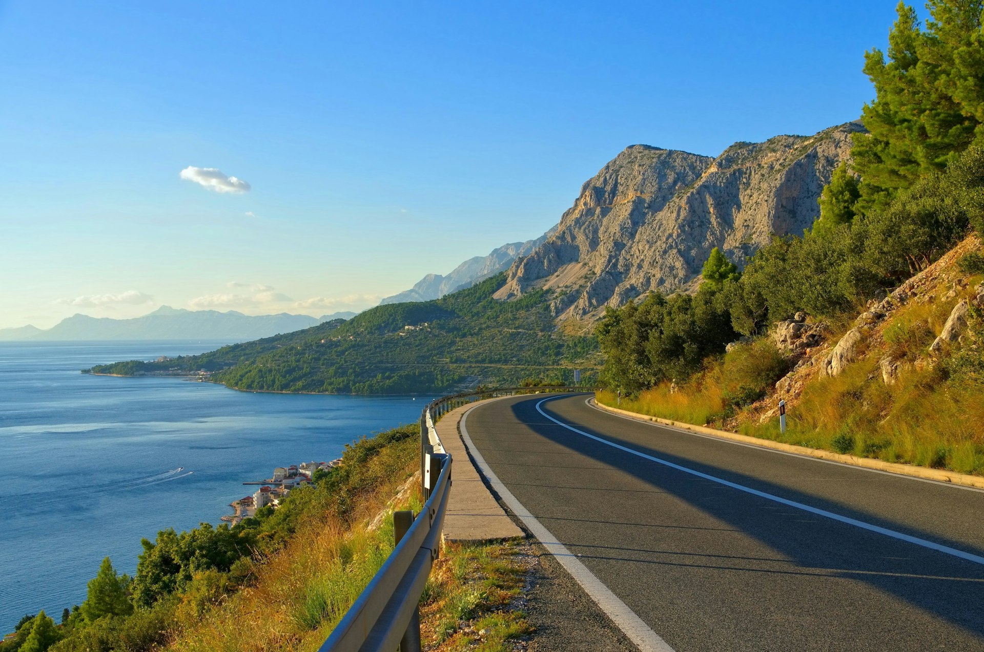 A estrada costeira - ou rodovia Adriática - na Croácia ao pôr do sol