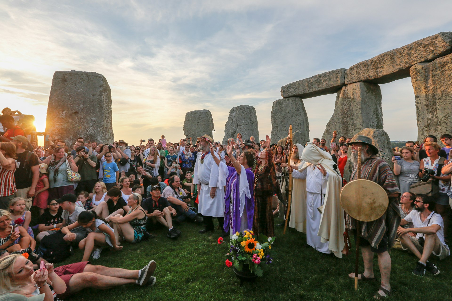 Foliões fantasiados se reúnem para o solstício de verão em Stonehenge, Wilshire, Inglaterra, Reino Unido